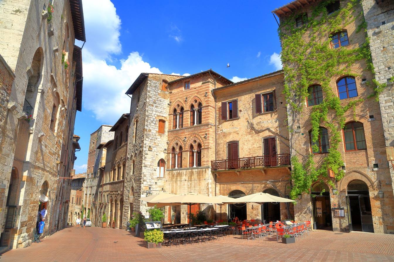 Medieval-buildings-in-Piazza-della-Cisterna-San-Gimignano-region-of-Tuscany-Italy