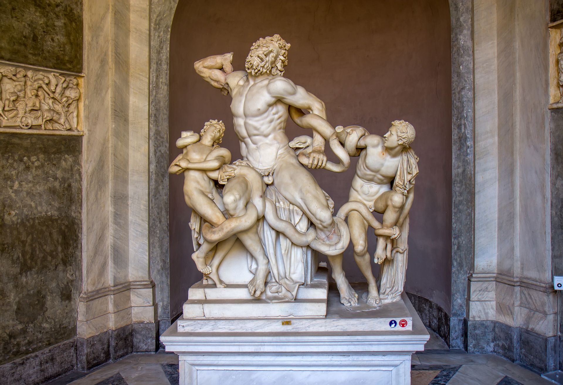 Ancient-statue-of-Laocoon-and-his-Sons-in-Vatican-Rome-Italy