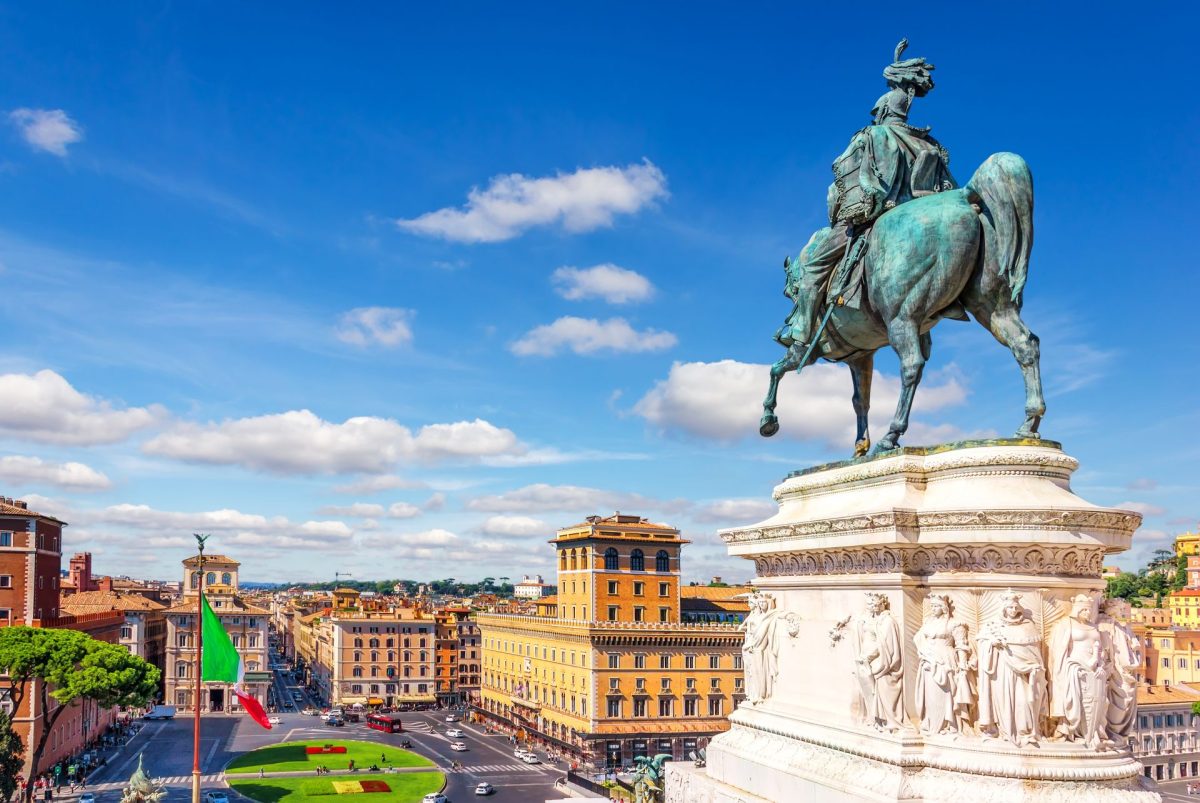 Bronze-statue-of-Victor-Emmanuel-II-and-view-on-the-Piazza-Venezia-Rome-Italy