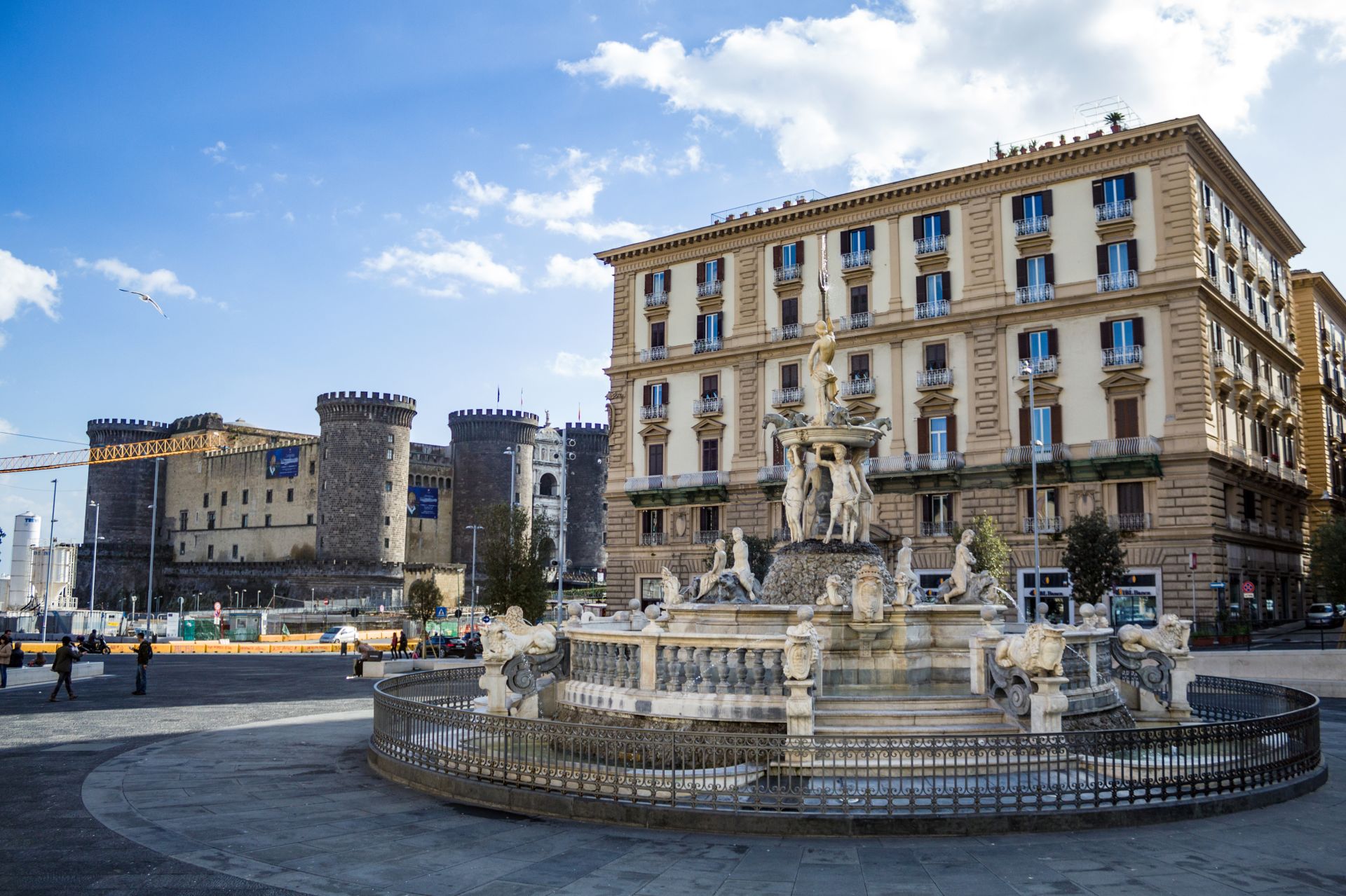 Maschio-angioino-Castle-and-Neptune-fountain-at-Municipio-square-in-Napoli-Italy