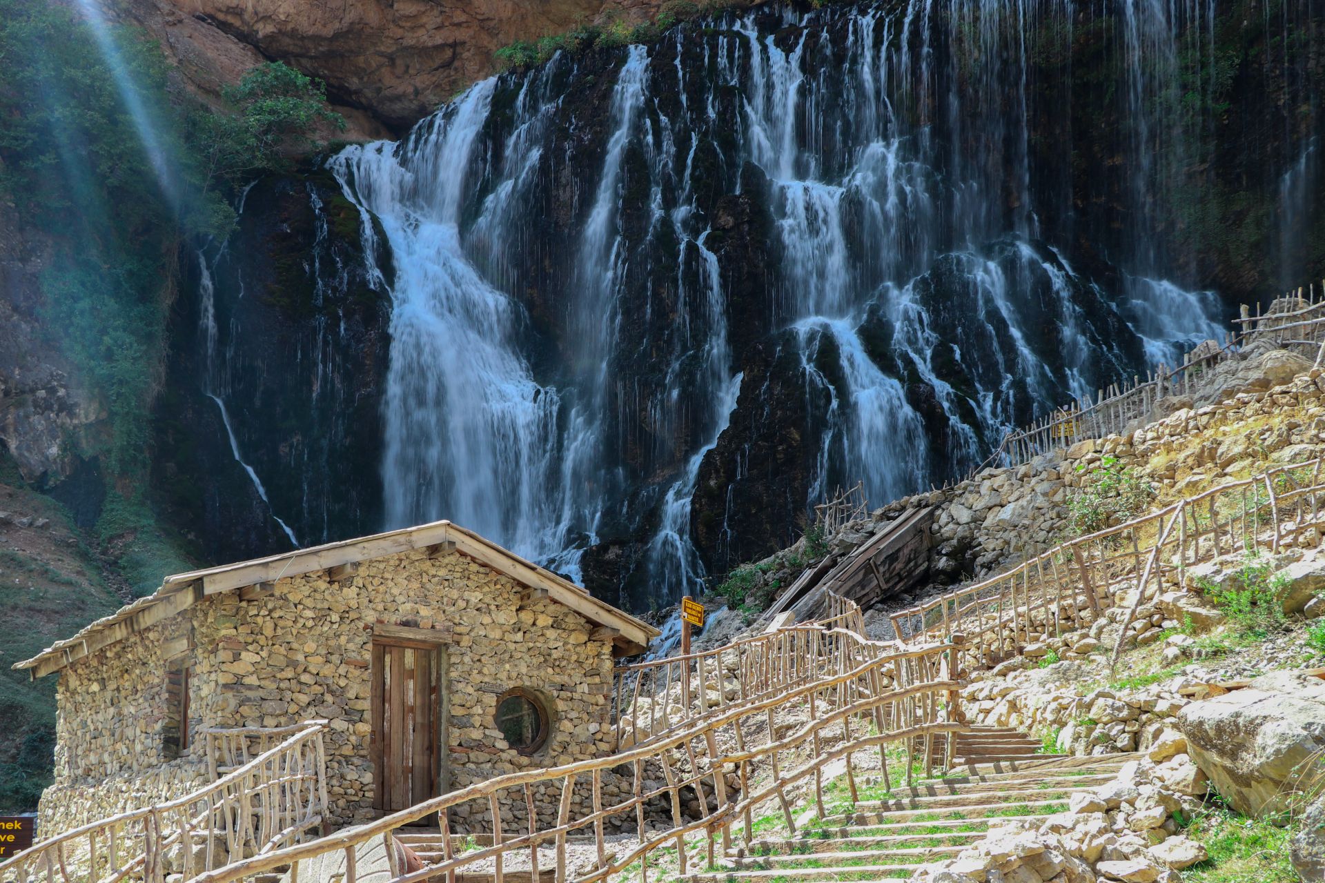 Mountain-waterfall-landscape.-Kapuzbasi-waterfall-in-Kayseri-Turkey