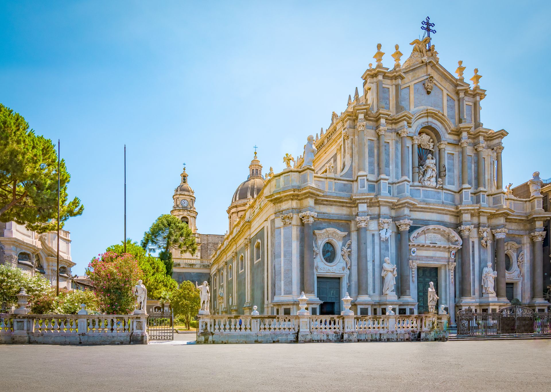 Piazza-del-Duomo-Santa-Agatha-Catania-Italy
