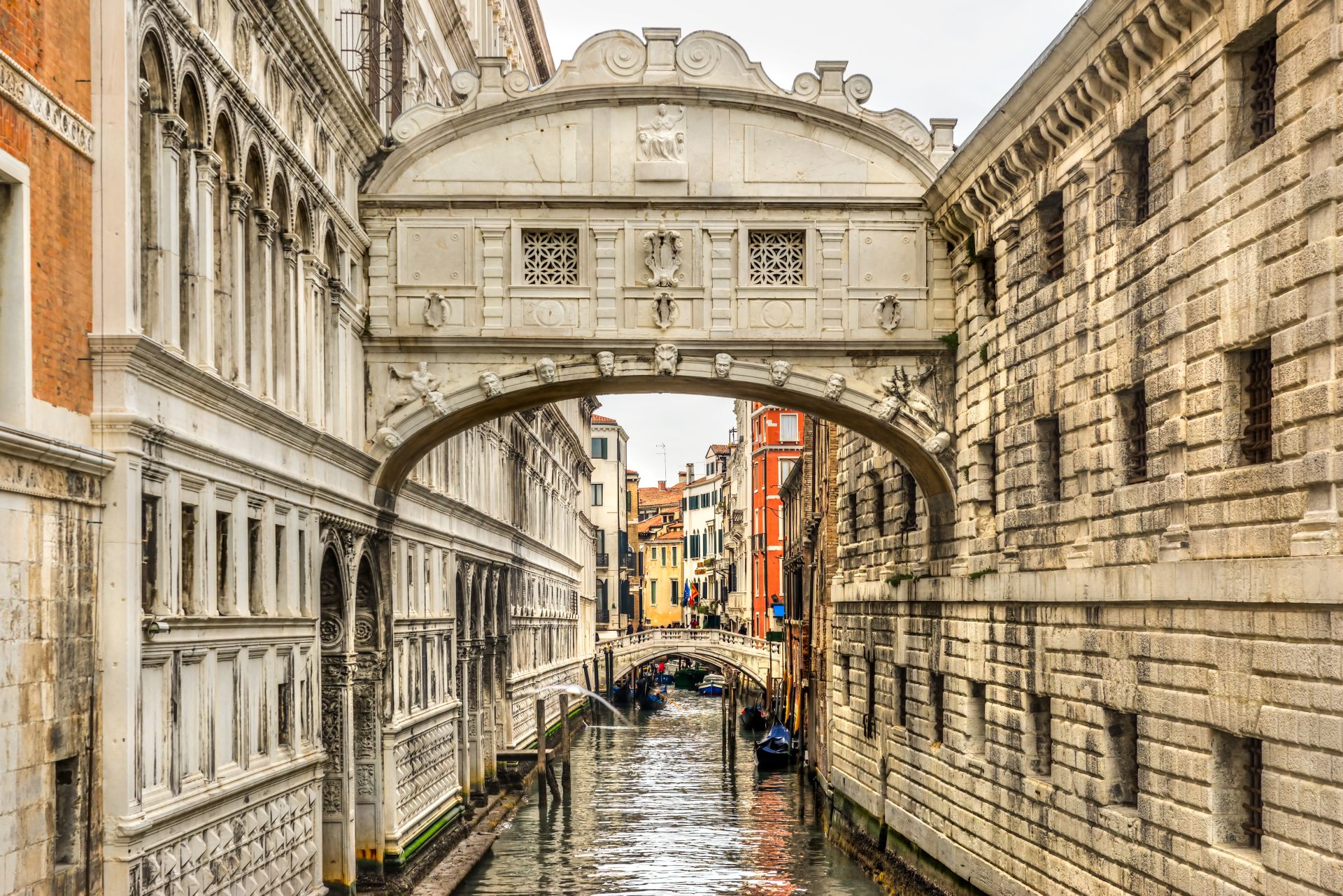Ponte-dei-Sospiri-in-Venice-Italy