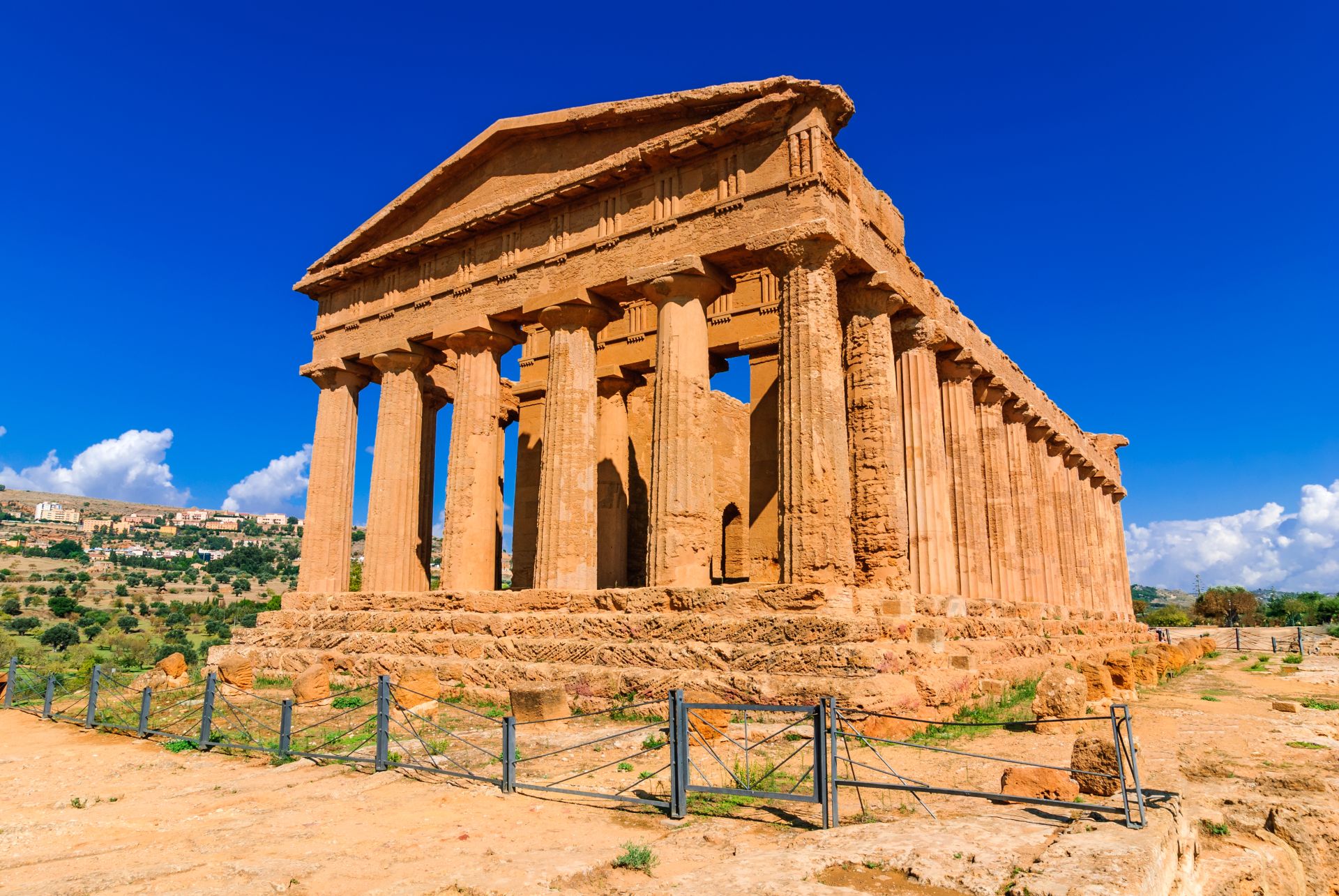 Sicily.-Temple-of-Concord-with-34-columns-one-of-the-best-preserved-greek-Doric-temples-in-the-world-Valle-dei-Tiempli-in-Agrigento-Italy