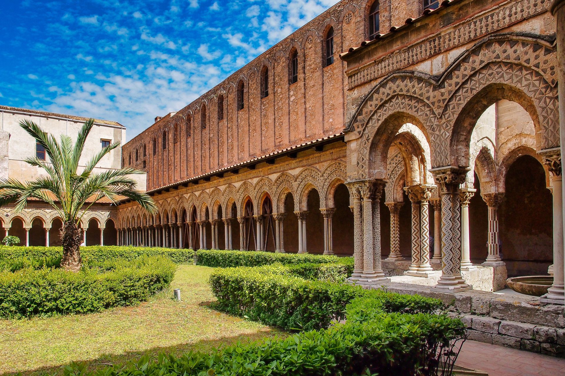 The-courtyard-of-Monreale-cathedral-of-Assumption-Sicily-Italy