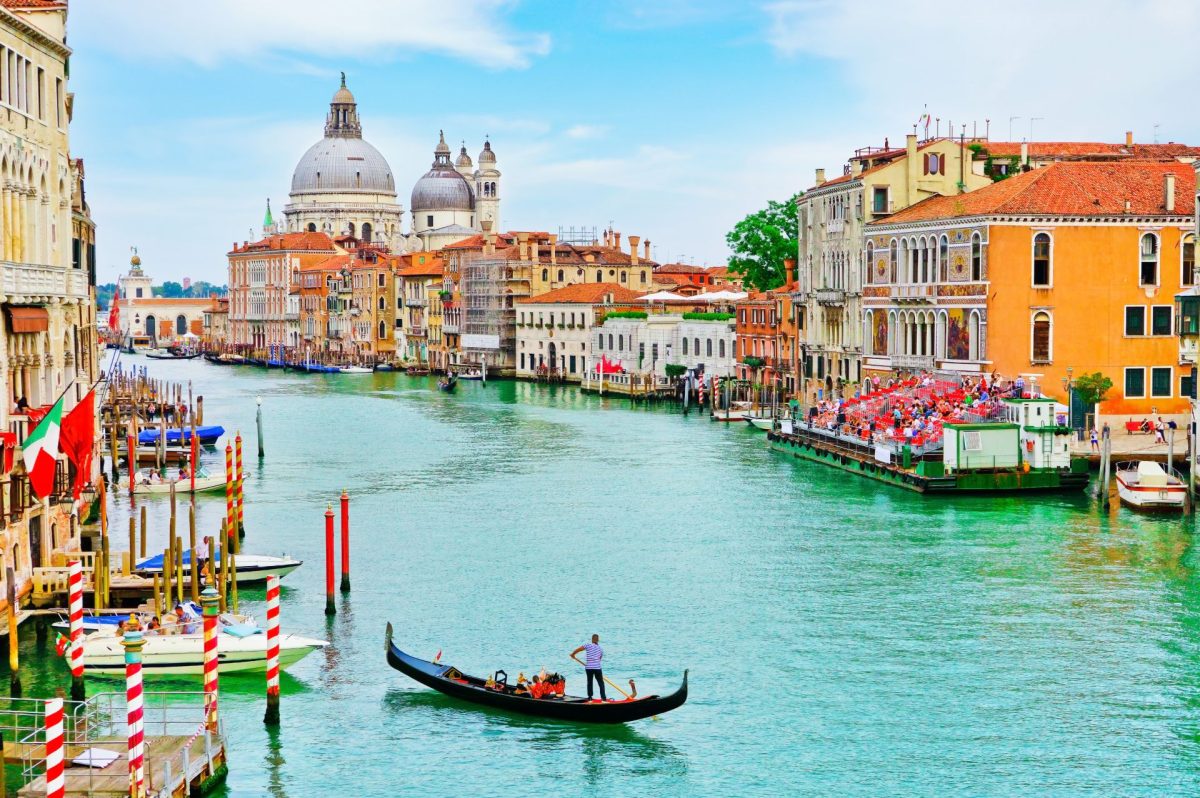 View-of-the-historical-gondola-race-on-the-Grand-Canal-in-Venice-Italy
