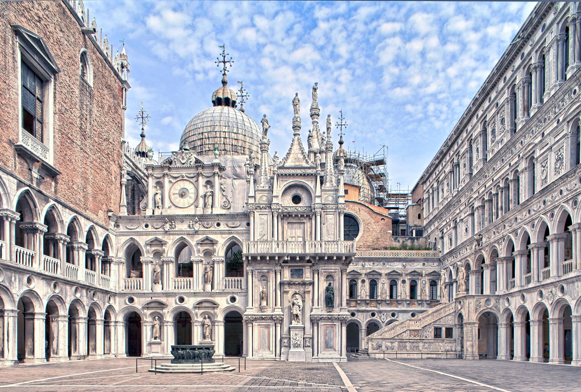 Yard-of-Palazzo-Ducale-Doges-Palace-in-Venice-Italy