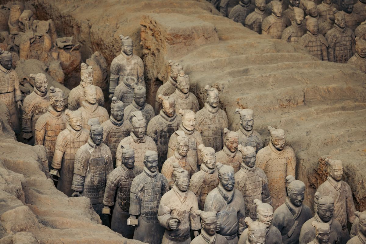 Emperor Qinshihuang's Mausoleum Site Museum Lifelike sculptures of terra-cotta warriors built around the 3rd century BC at the Emperor Qinshihuang's Mausoleum Site Museum near Xi'an in Shaanxi Province, China